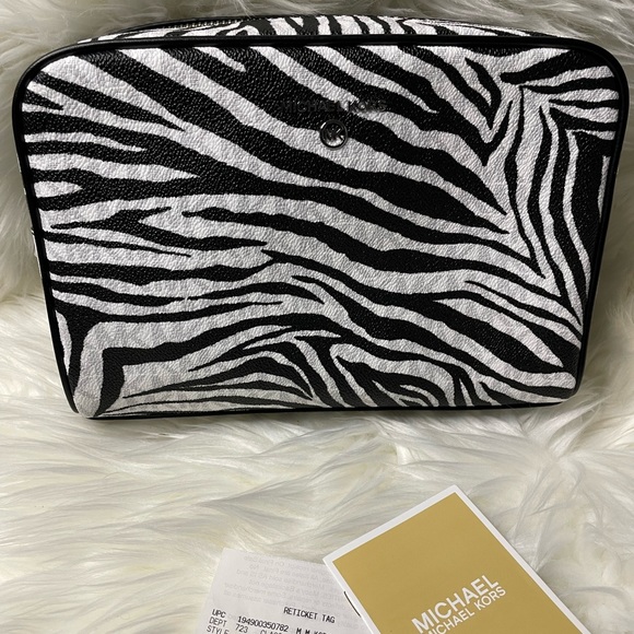 MICHAEL Michael Kors
Jet Set Charm Large Zip Travel Pouch - Picture 2 of 3